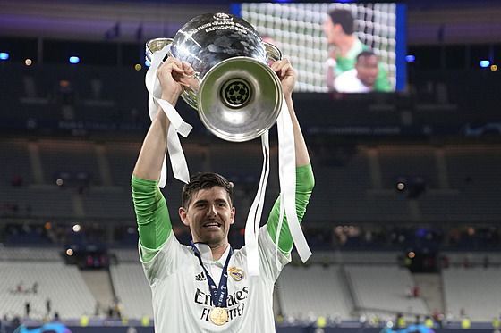 Thibaut Courtois, branká Realu Madrid, kepí s trofejí pro vítze fotbalové...