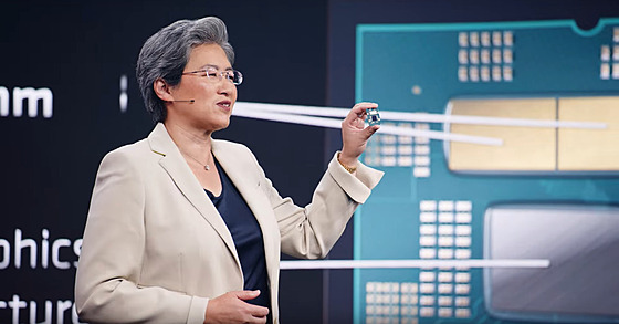 Lisa Su z AMD ukazuje nový čip řady Ryzen 7000