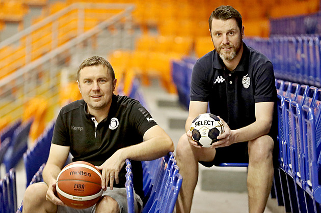 Jeden se věnuje házené, druhý basketbalu. A učí se od sebe navzájem