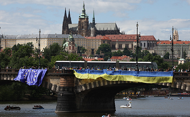OBRAZEM: Na mostě Legií lidé vyvěsili vlajky pro Ukrajinu v Evropské unii