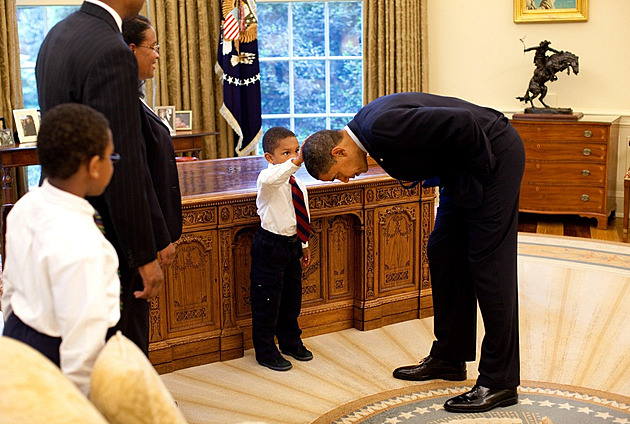 Máš vlasy jako já? Obama se po 13 letech spojil s chlapcem z ikonické fotky