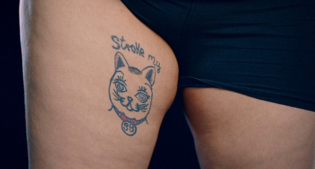 Kvůli vulgárnímu tetování ani nechodím k lékaři, říká žena