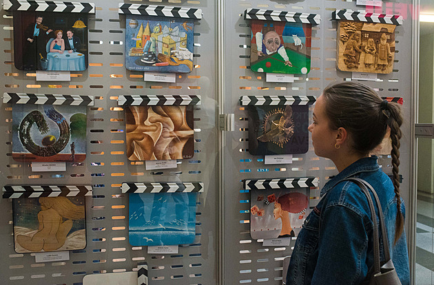Výstava letošní kolekce filmových klapek je k vidění v obchodním centru Zlaté...
