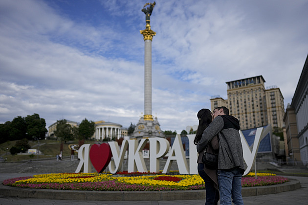Stále se šrámy, ale i s jarním optimismem. Kyjev slaví výročí založení