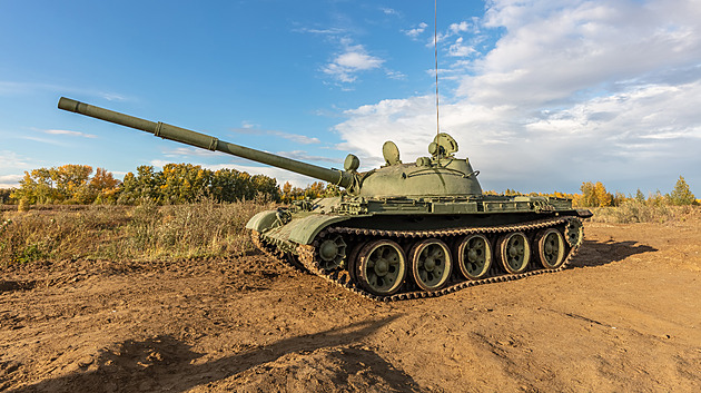 Rusko vytáhlo z hrobu půlstoletí staré tanky T-62. Otázka je, co to znamená