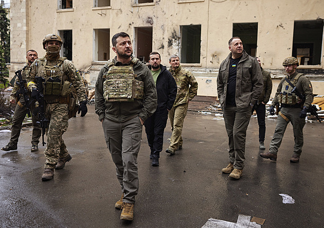 Zelenskyj navštívil vojáky na frontě, propustil charkovského šéfa tajných služeb