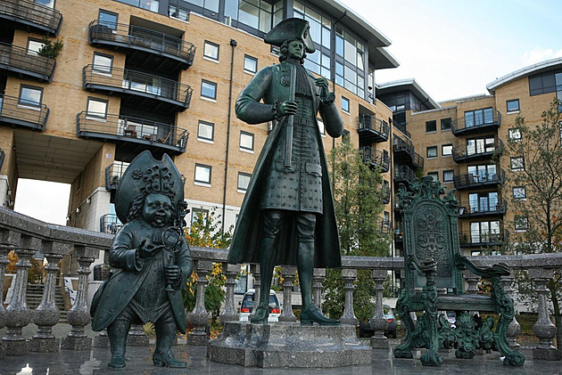 Vandalové poškodili nejpodivnější sochu Londýna. Opravu snad zaplatí Rusové