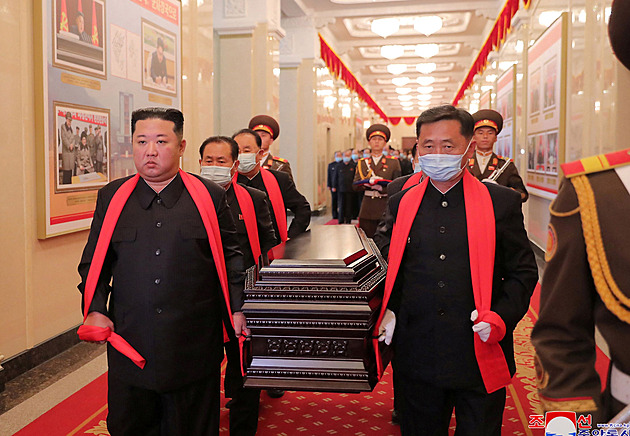 Kim pohřbil muže, který mu pomáhal stát se diktátorem. Uronil za něj slzy