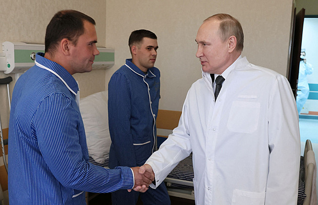 Syn na tebe bude hrdý. Putin poprvé navštívil zraněné ruské vojáky v nemocnici