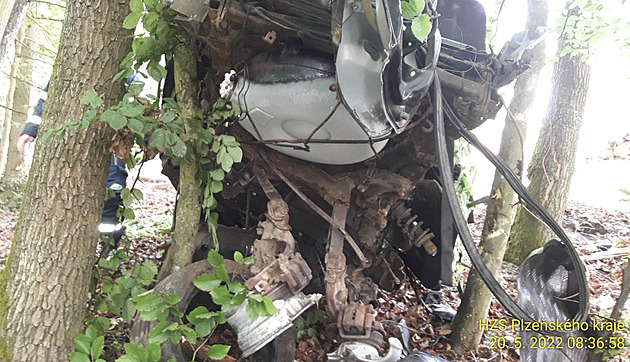 Mladý idi zdemoloval auto o stromy. Z auta unikaly benzín a také LPG (20....