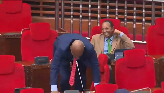 Cirkus v tanzanském parlamentu. Naštvaný poslanec tam udělal stojku