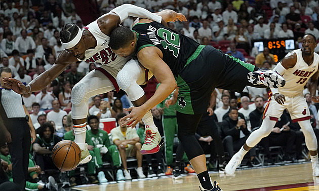 Basketbalisté Bostonu jsou po výhře v Miami krok od finále NBA