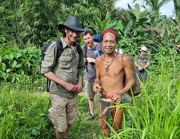 Obětaví borci, líčí režisér natáčení v džungli. Formánek je bezdomovec