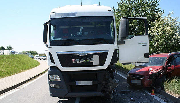 Řidič vjel s kamionem do protisměru a narazil do auta, nadýchal 1,5 promile