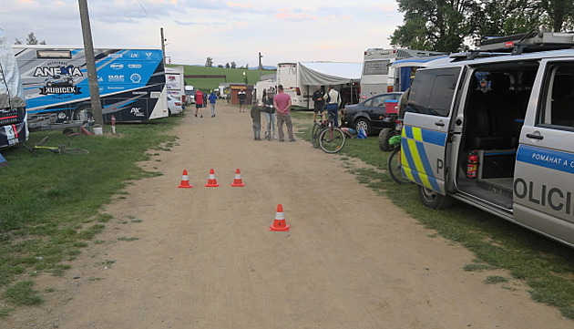 Podnapilý cyklista vjel na závodišti do skupinky dětí, jedno je v nemocnici