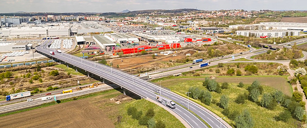 Škoda Auto staví most přes D10, bude ho mít jen pro své zásobování