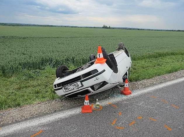 Nepřipoutaná řidička se těžce zranila. Auto se kutálelo, žena vypadla