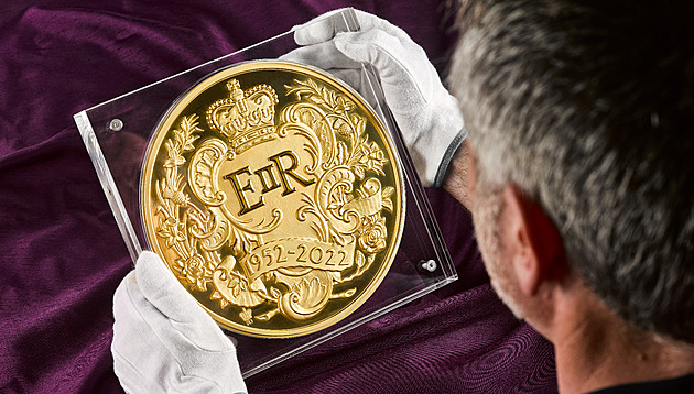 Britská mincovna oslavila královnino výročí obří mincí vážící 15 kilogramů