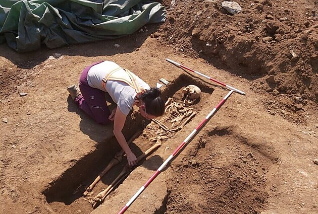 Archeologové nali pod silnicí ve Veselí nad Moravou v místech bývalého...