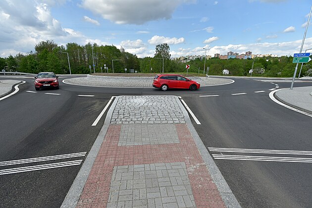 V Sokolov byla oficiáln pedána do uívání nové kruhová kiovatka v ulici...