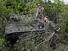 Ruské jednotky v Donbasu maskují samohybnou houfnici 2S1 Gvozdika (24. kvtna...