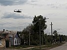 Ruský vrtulník Ka-52 nad dobytým mstem Popasna (26. kvtna 2022)