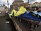 Lidé vyvsili na praském most Legií vlajky Ukrajiny a EU jako vyjádení...