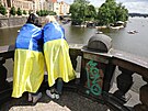 Lid vyvsili na praskm most Legi vlajky Ukrajiny a EU jako vyjden...