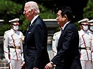Japonský premiér Fumio Kiida (vpravo) vítá v Tokiu amerického prezidenta Joea...