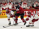 Travis Sanheim v souboji s Matthiasem Asperupem a Fransem Nielsenem.