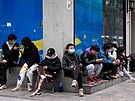 Mladí lidé odpoívají na ulici v ínském mst Wu-chan. (12. bezna 2021)