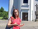 Spisovatelka Karin Lednická ped svým kostelem