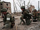 Ruské jednotky procházejí znienou ásti areálu Azovstal.  (22. kvtna 2022)