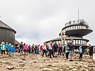 Turisté bhem výstupu na horu Snku v Krkonoích.  (10. srpna 2021)