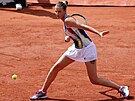 Karolína Plíková se napahuje k forhendu v prvním kole Roland Garros.