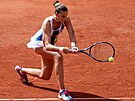 Karolína Plíková hraje bekhend v prvním kole Roland Garros.