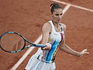Karolína Plíková hraje forhend ve druhém kole Roland Garros.