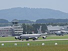 Americk tanker KC-135 a nmeck transportn stroj A400M v pozad na Letiti...