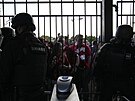 Fanouci Liverpoolu ekají za plotem Stade de France ped finále Ligy mistr....