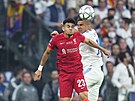 Luis Díaz z Liverpoolu (. 23) a Casemiro z Realu Madrid v hlavikovém souboji.
