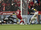 Karim Benzema (Real Madrid) dává gól do sít Liverpoolu, který nebyl uznaný...