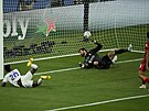 Liverpoolský gólman Alisson inkasuje ve finále Ligy mistr od Viníciuse Juniora...