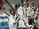 Marcelo kráí ke spoluhrám z Realu Madrid s trofejí pro vítze Ligy mistr.