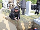 Severokorejský vdce Kim ong-un pohbívá marála, který hrál dleitou roli...