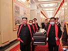 Severokorejský vdce Kim ong-un nese ze severokorejského Domu kultury rakev s...