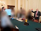 Britský premiér Boris Johnson na fotkách z veírk v Downing Street, které se...