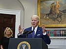 Americký prezident Joe Biden za pítomnosti své eny Jill mluví k národu poté,...