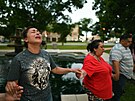 Ameriané se modlí po stelb ve kole v texaském Uvalde. (24. kvtna 2022)