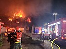 V Lužné na Rakovnicku udeřil blesk do domu, který po jeho zásahu začal hořet....