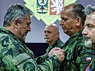 Náelník Generálního tábu Armády R armádní generál Ale Opata (vlevo) pedává...